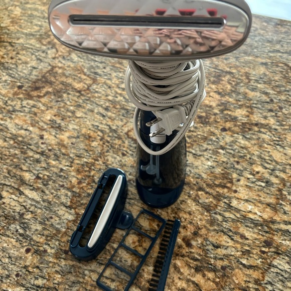 Turbo extremesteam handheld fabric steamer conair ( ONLY USED IT ONE TIME ) - Picture 9 of 11